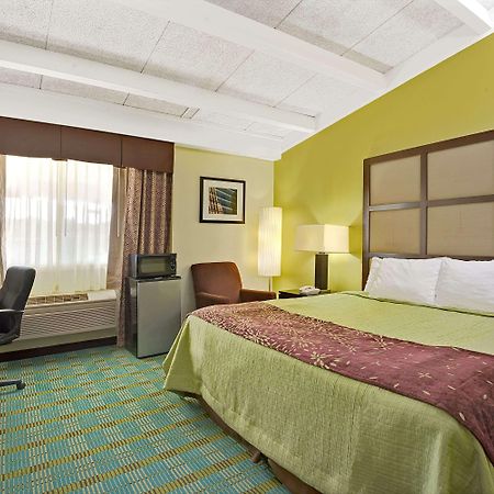 Days Inn By Wyndham Southington Dış mekan fotoğraf