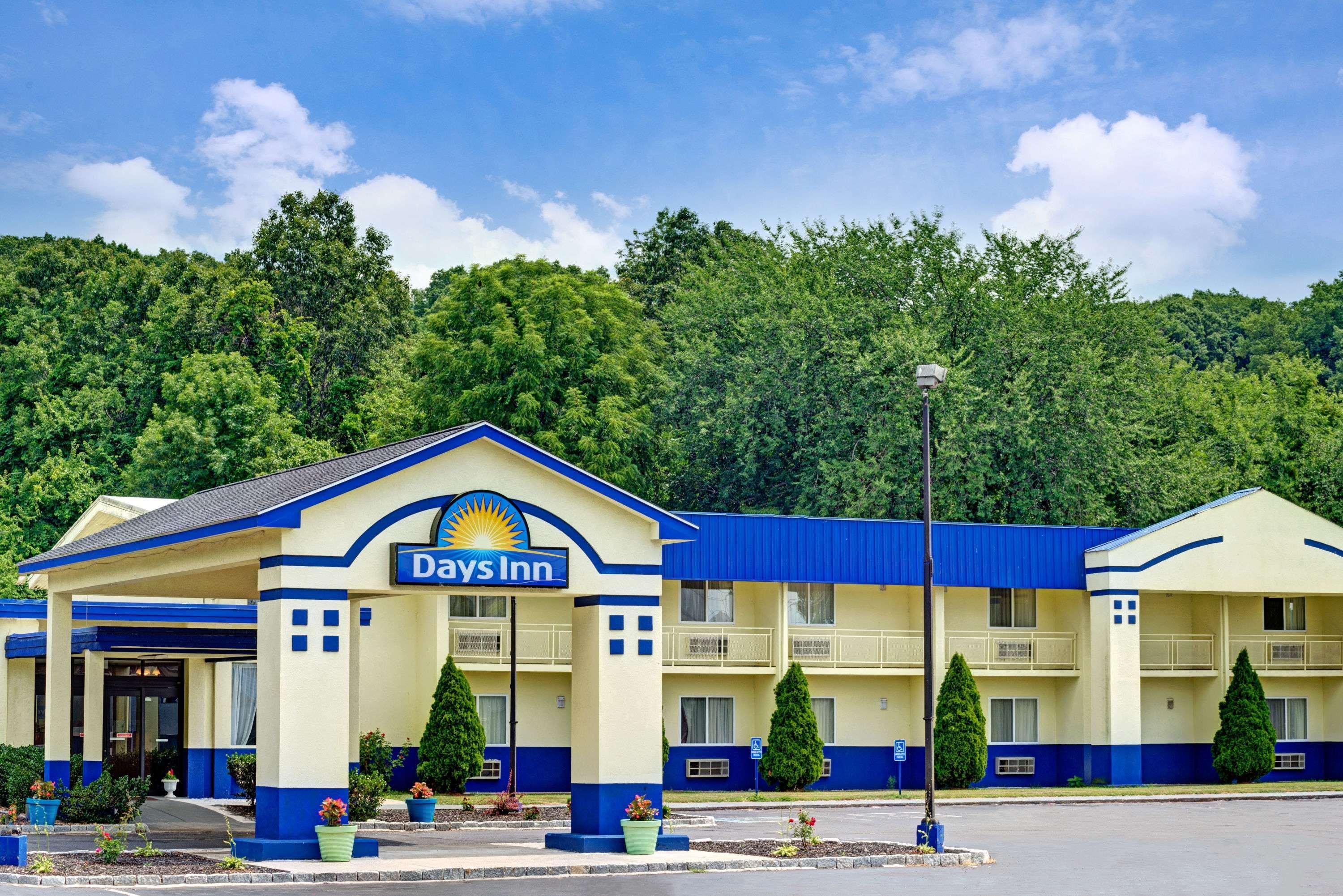 Days Inn By Wyndham Southington Dış mekan fotoğraf