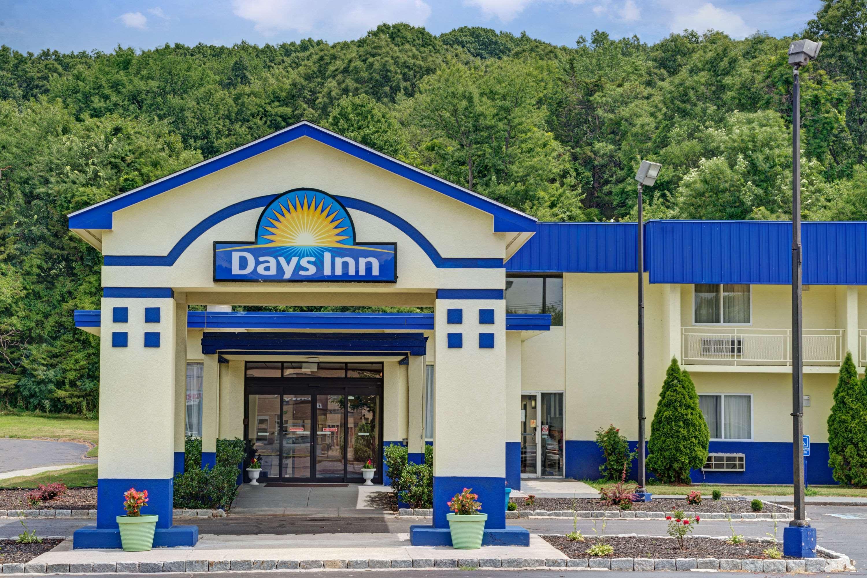 Days Inn By Wyndham Southington Dış mekan fotoğraf