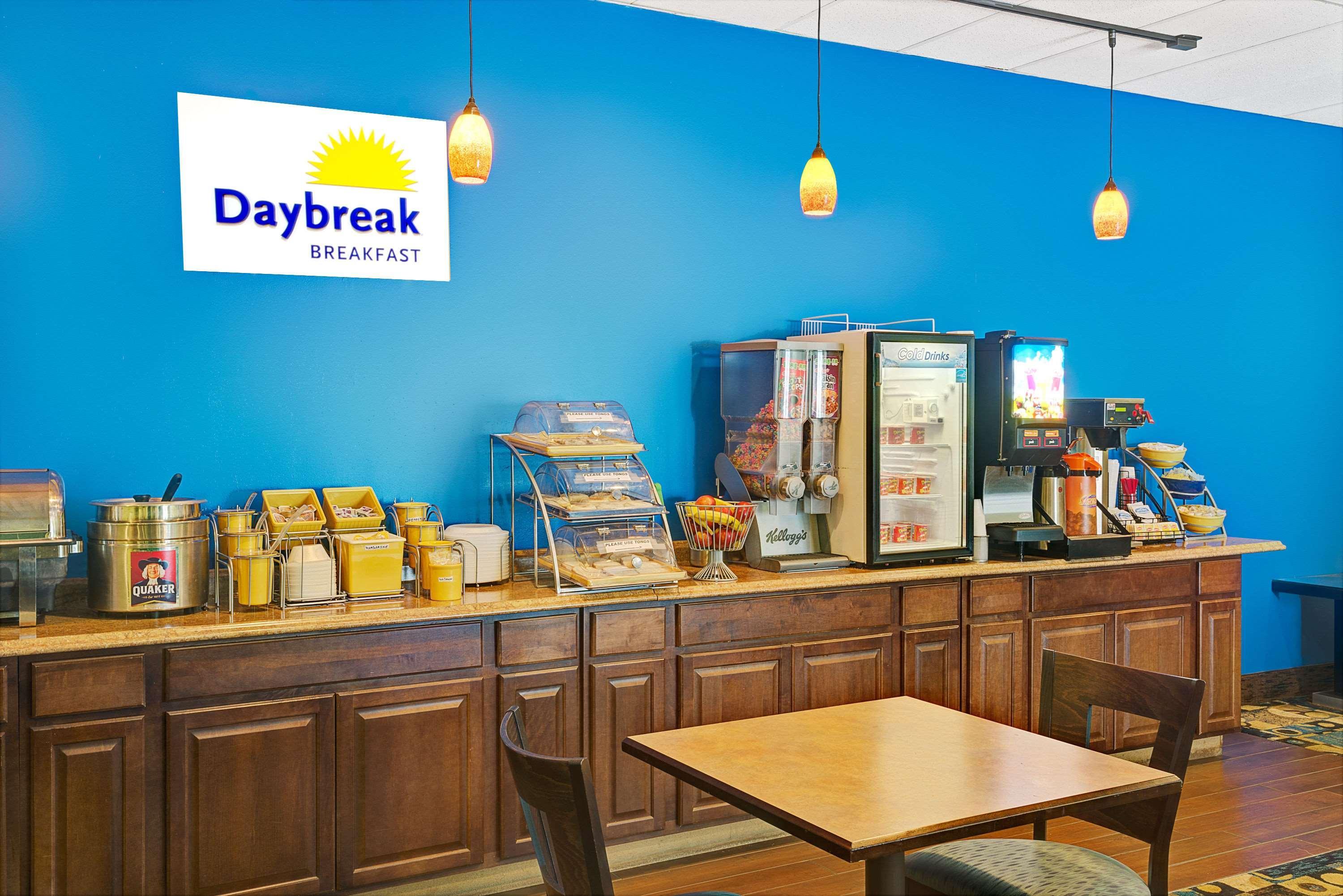 Days Inn By Wyndham Southington Dış mekan fotoğraf