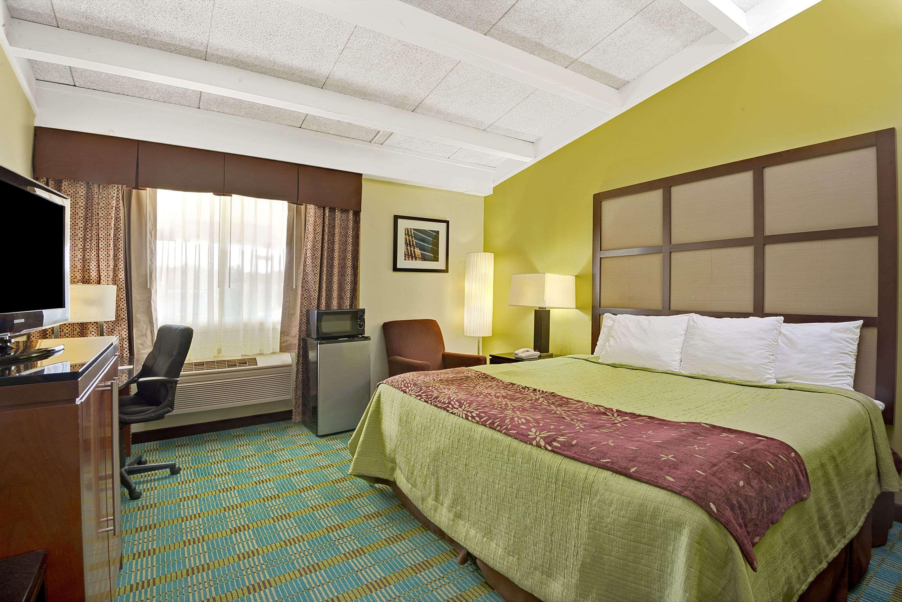 Days Inn By Wyndham Southington Dış mekan fotoğraf