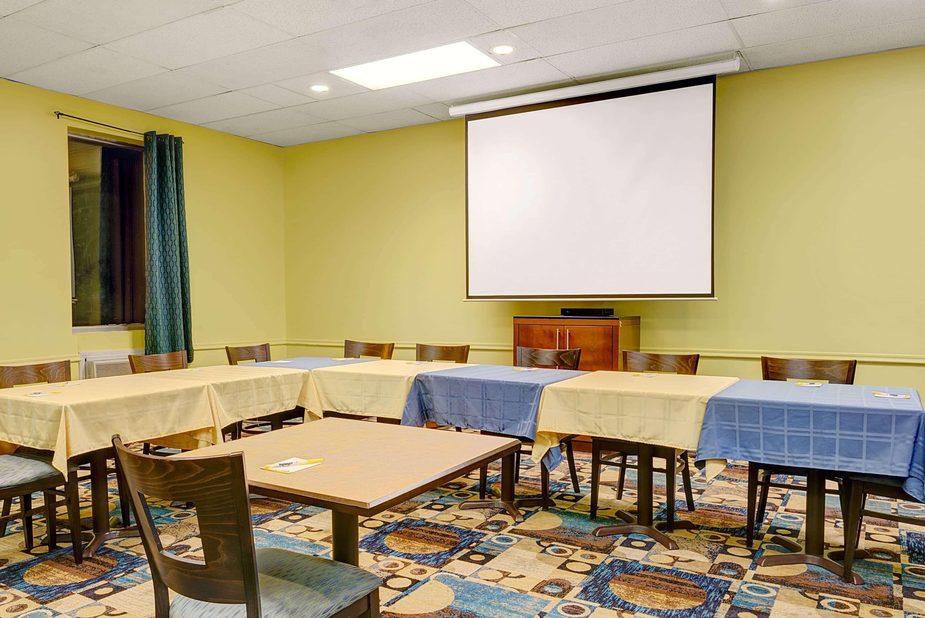 Days Inn By Wyndham Southington Dış mekan fotoğraf