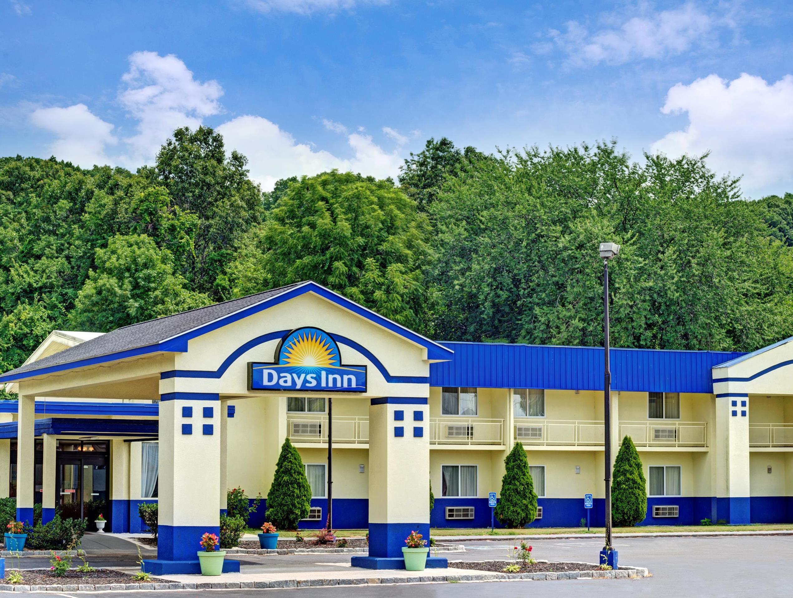 Days Inn By Wyndham Southington Dış mekan fotoğraf