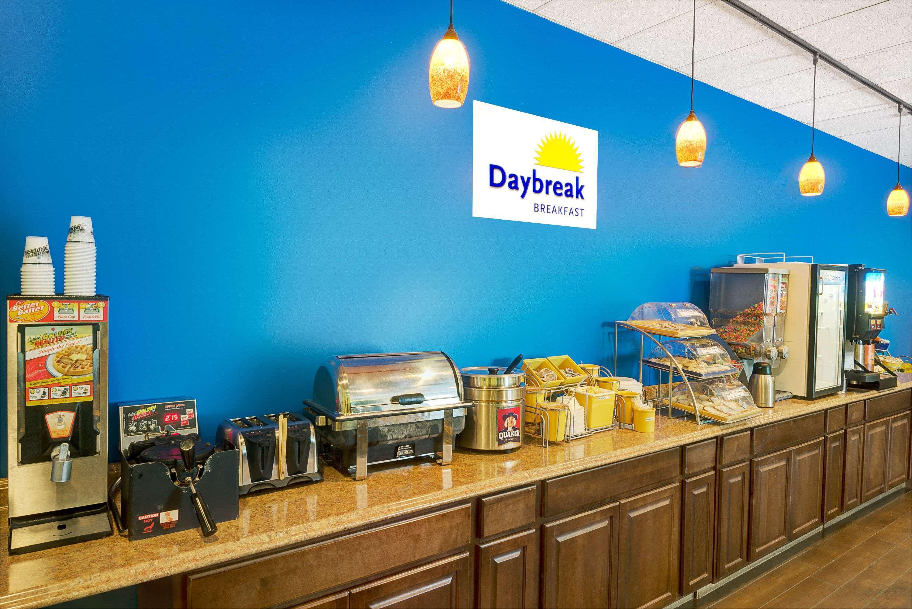 Days Inn By Wyndham Southington Dış mekan fotoğraf