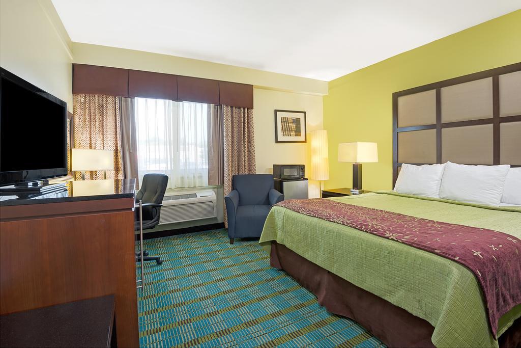 Days Inn By Wyndham Southington Dış mekan fotoğraf
